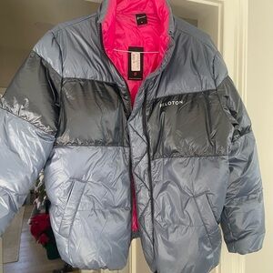 Peloton sz M Unisex puffer coat. Light black and Navy